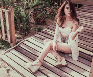 Ngọc Thảo khoe vẻ đẹp gợi cảm với váy trắng mỏng tang
