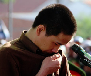 Vũ Văn Tiến khóc trong lần đầu gặp mẹ sau thảm sát