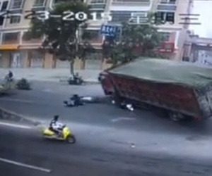 Clip: Xe tải chở than đổ đè lên thanh niên đi xe máy