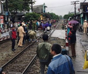 Hãi hùng chứng kiến nam thanh niên lao vào đoàn tàu tự sát