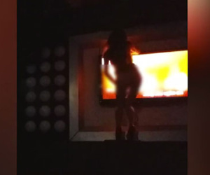 Sốc với màn múa thoát y ở quán karaoke hạng sang giữa lòng Hà Nội