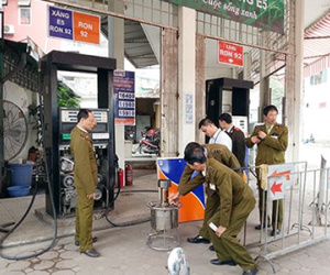 Bắt khẩn cấp 8 đối tượng ăn bớt xăng dầu bằng điều khiển từ xa
