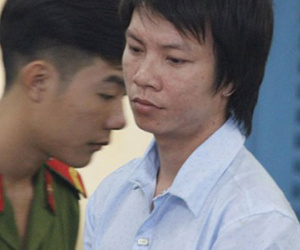 Giết người xong còn cầm dao đi "khoe"