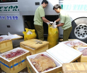 Lại phát hiện bắt giữ gần 1 tấn thịt bốc mùi trên xe khách