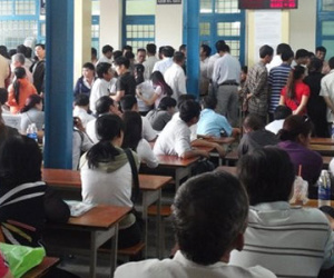 Nghe tin đồn, người dân ùn ùn đi đổi giấy phép lái xe