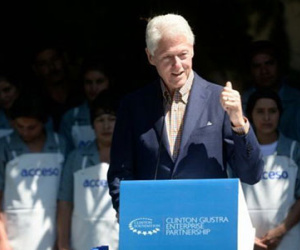 Ông Trump tung "hồ sơ khủng khiếp" về vợ chồng Clinton