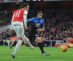 Ozil tỏa sáng, Arsenal vươn lên dẫn đầu Premier League