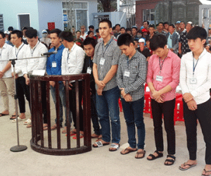 Xông vào Ủy ban phường chém người, 10 bị cáo lãnh án