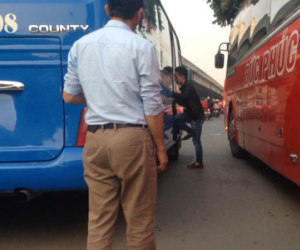 Hà Nội: Lạnh gáy cảnh dừng xe bắt khách giữa đường