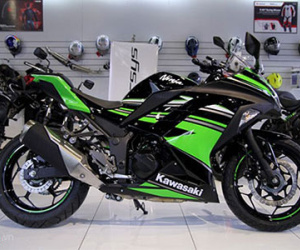 Ninja 300 màu mới về Việt Nam, giảm giá còn 149 triệu đồng