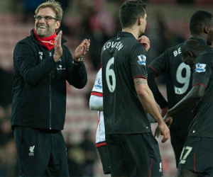 Benteke lập công, Liverpool lên bằng điểm Man Utd