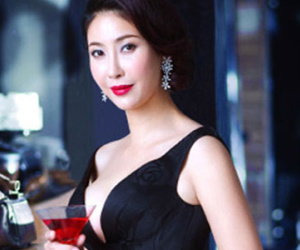 Hoa hậu giàu nhất Việt Nam: Bố ruột quay lưng, ăn cơm với nước lã!