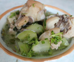 Thông gia từ mặt nhau vì bữa ăn cho con dâu ở cữ