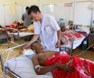 Vô tình làm bạn trúng đạn, thiếu niên tự bắn mình chuộc lỗi