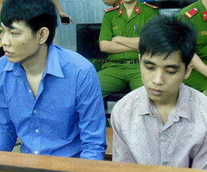 Dùng xà beng đâm chết người trốn trong nhà vệ sinh