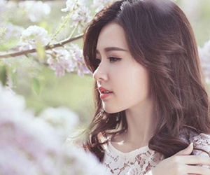 Midu làm duyên bên hoa anh đào