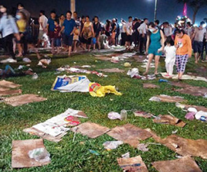 Rác ngập ở trung tâm Sài Gòn sau màn pháo hoa đón năm mới