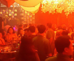 Hàng trăm thanh niên tháo chạy khi cảnh sát ập vào quán bar