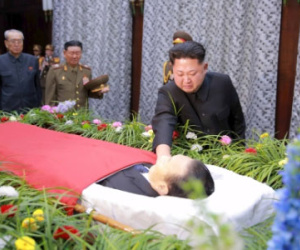 Kim Jong-un xúc động trong đám tang trợ lý thân cận