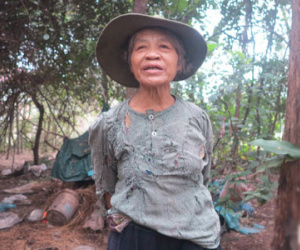Nữ "dị nhân" căng bạt sống cùng mộ cha mẹ trong nghĩa địa
