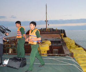 Bắt quả tang thuyền trưởng bán trộm hơn 16 tấn hàng