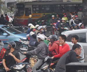 Người dân ùn ùn đổ về Hà Nội, vô tư phạm luật giao thông
