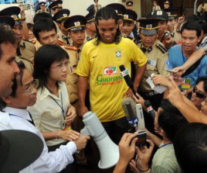 Ronaldinho nhận lời sang Việt Nam giao hữu