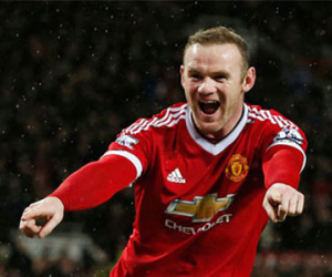 Rooney ghi tuyệt phẩm, Man Utd phục thù Swansea