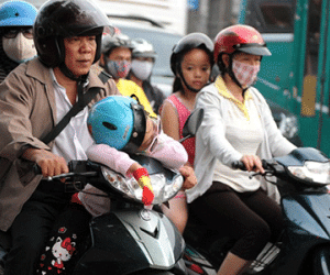 Trẻ em ngủ gục giữa dòng người ùn ùn về Sài Gòn