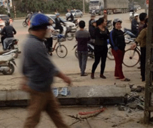 Cột điện đổ sụp khiến một học sinh chết thảm