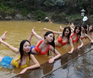 Dàn mỹ nữ rủ nhau tập yoga dưới nước giữa trời đông