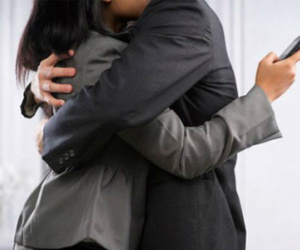 Dấu hiệu vợ bạn đang ngoại tình