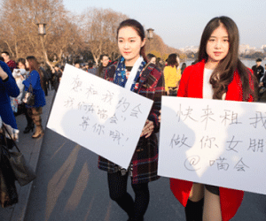 Hai nữ sinh đứng ở bờ hồ cầm biển "cho thuê tuổi thanh xuân"
