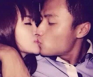 Lộ ảnh Mạc Hồng Quân “khóa môi” Bà Tưng