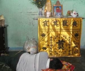 Nữ sinh cắt tay tự tử sau khi cha đánh chết bạn trai