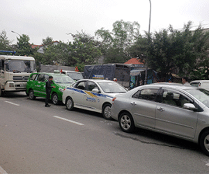 Quốc lộ 1A ùn tắc do bốn ôtô tông liên hoàn
