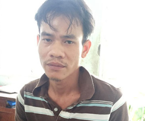 Thanh niên quỳ lạy ngoài trời cả đêm rồi đốt nhà