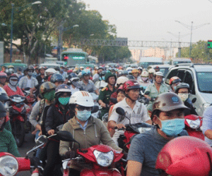 5 ôtô tông liên hoàn, cửa ngõ Tây Bắc TP HCM kẹt cứng