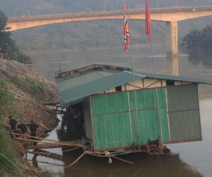 Bắt hơn 60 đối tượng tại sới bạc trên nhà nổi sông Hồng