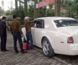 Cạy cửa Rolls-Royce Phantom do ra ngoài quên rút chìa khoá