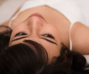 Đêm tân hôn, tôi phải quỳ lạy cả nhà chồng vì không kịp "phi tang" tội chứng