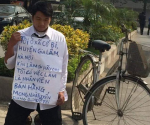 Hà Nội: Nam thanh niên cao to quỳ gối xin việc giữa đường