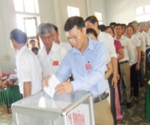 Hơn 20 bà con họ hàng của bí thư, chủ tịch xã cùng làm "quan"... một xã