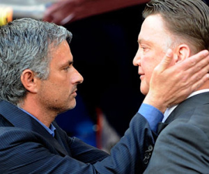Mourinho và "bộ sậu" thất vọng vì phải chờ đợi Man United