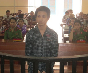 Sát hại bé gái 13 tuổi để cướp điện thoại di động