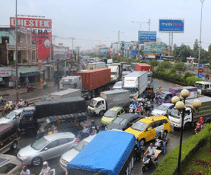 10 ôtô tông liên hoàn, cửa ngõ Sài Gòn rối loạn
