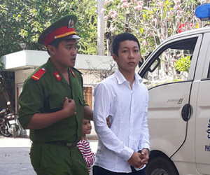 Bênh bạn, dùng kéo đâm chết người