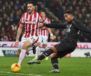Hạ Stoke 1-0, Liverpool tiến sát chung kết Cúp Liên đoàn