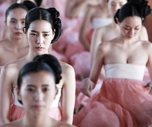 Loạt phim Hoa - Hàn gây sốc nhất năm qua vì cảnh nóng quá "bạo"