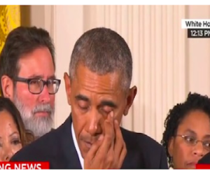 Obama rơi nước mắt khi nói về bạo lực súng đạn